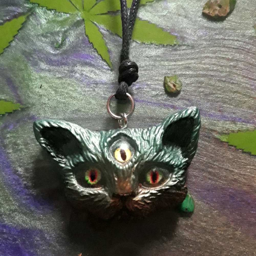 Third eye kitty pendant green